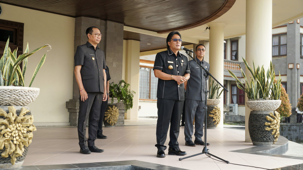 Ajak Pegawai Perkuat Sinergi dan Semangat Kerja, Bupati Giri Prasta Pimpin Apel Pagi Bersama